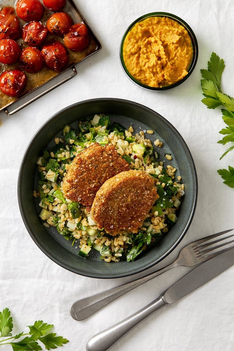 Tabbouleh med sesamfalafel och rostad morotsröra