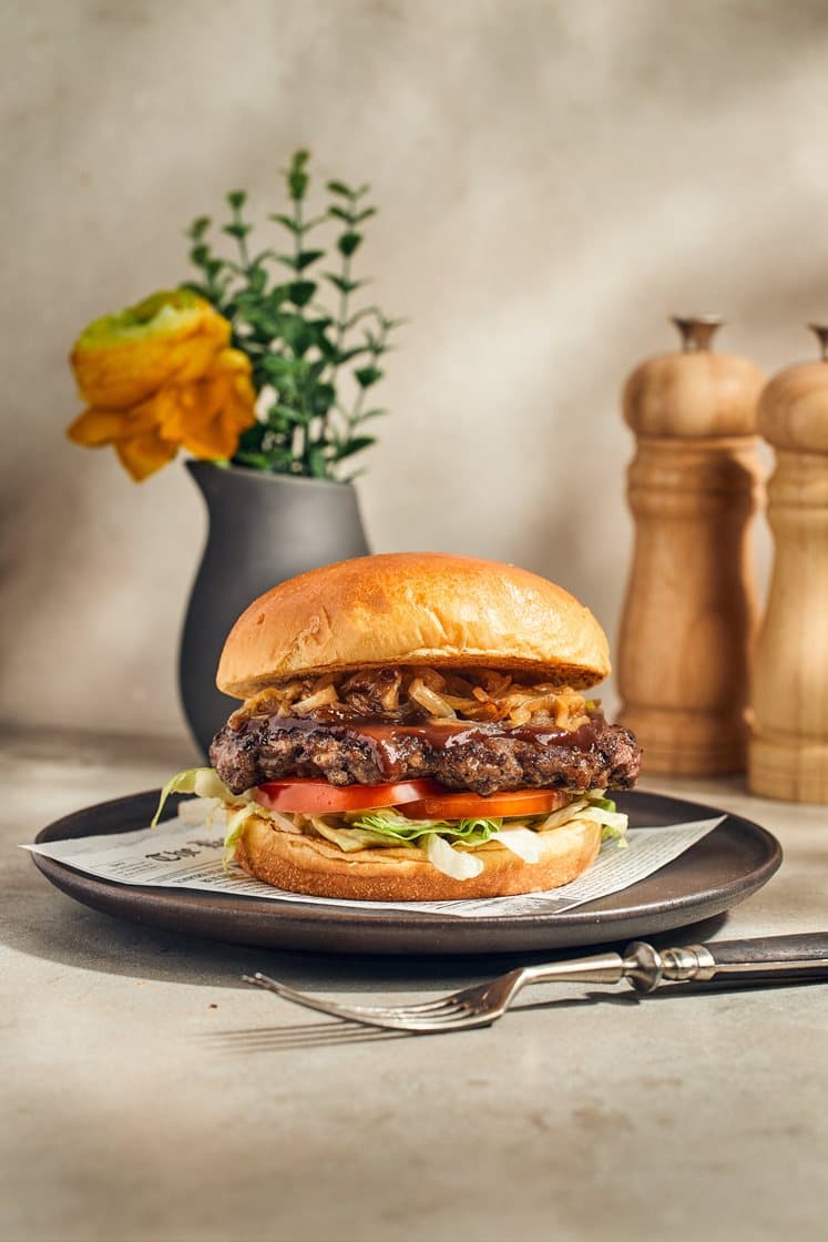 Hamburgare med bbq-sås och stekt lök