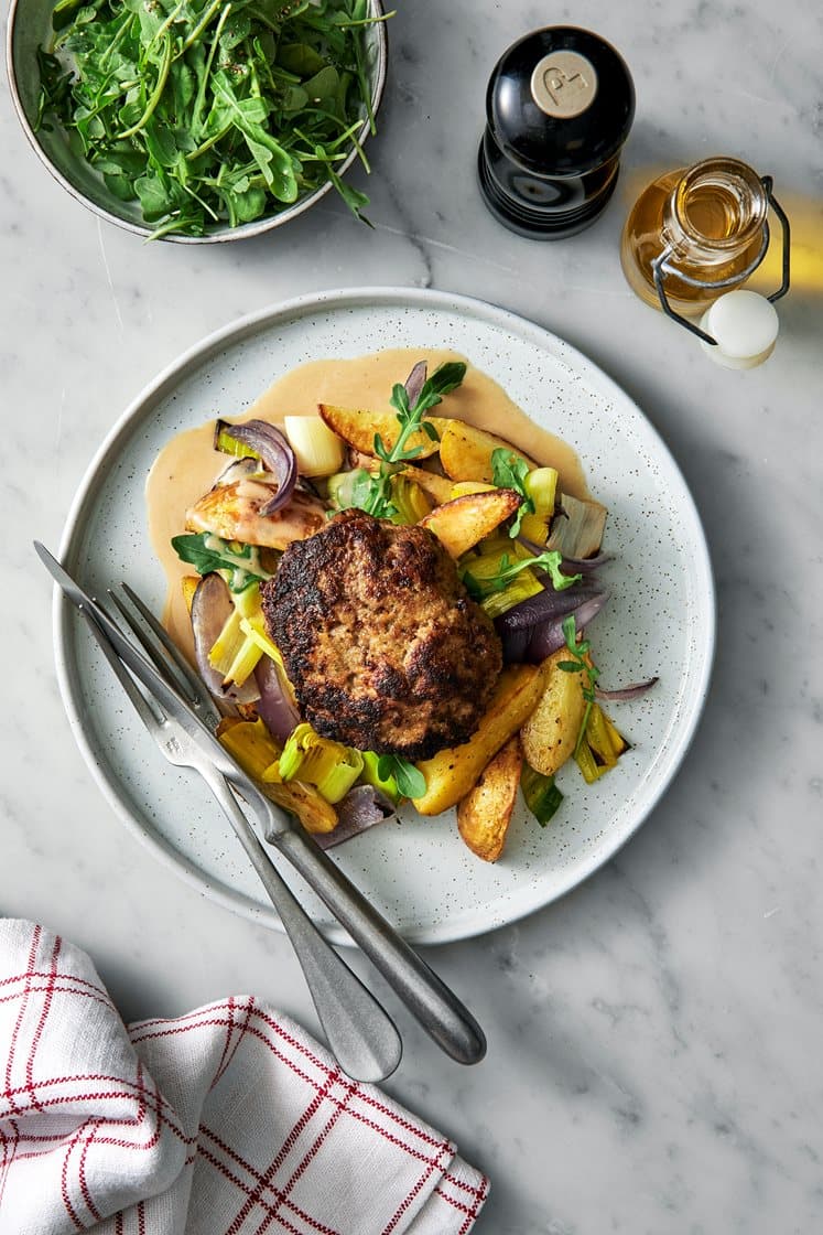 Vitlök- och persiljekryddade färsbiffar med lökrostad potatis och parmesansky