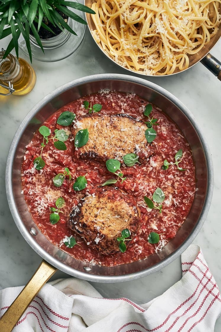 Fläskkotlett i rostad paprikasås med pasta och parmesan