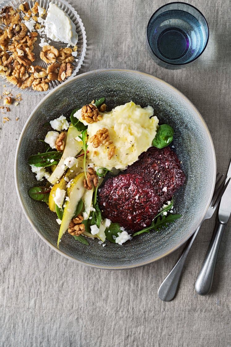 Rödbetsbiffar med potatispuré och päronsallad med chèvre och valnötter