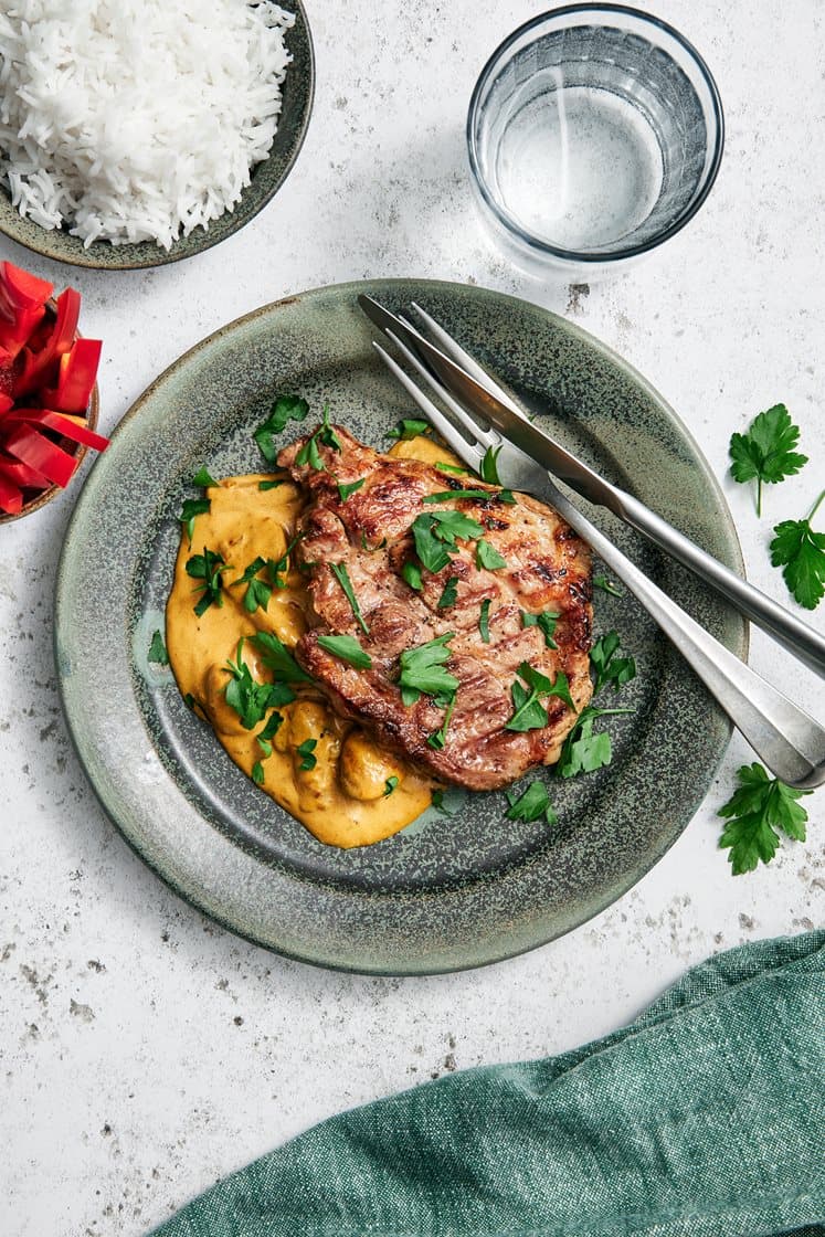 Stekt fläskkarré med champinjoner och paprika 