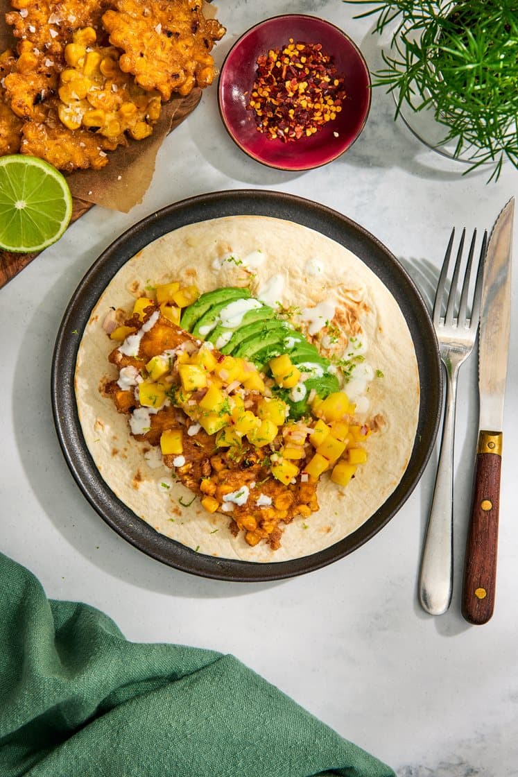 Tacowrap med majsfritters, avokado och mangosalsa 