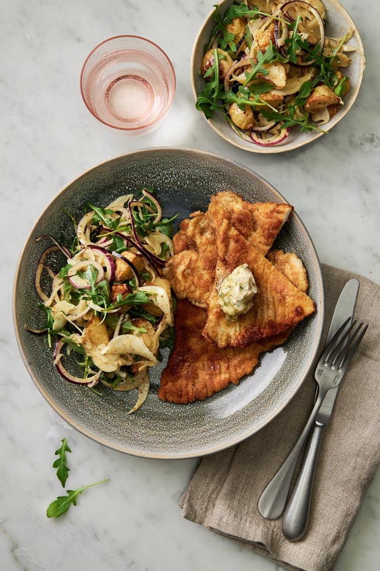 Kalkonschnitzel med dragonsmör och rostad potatis- och fänkålssallad