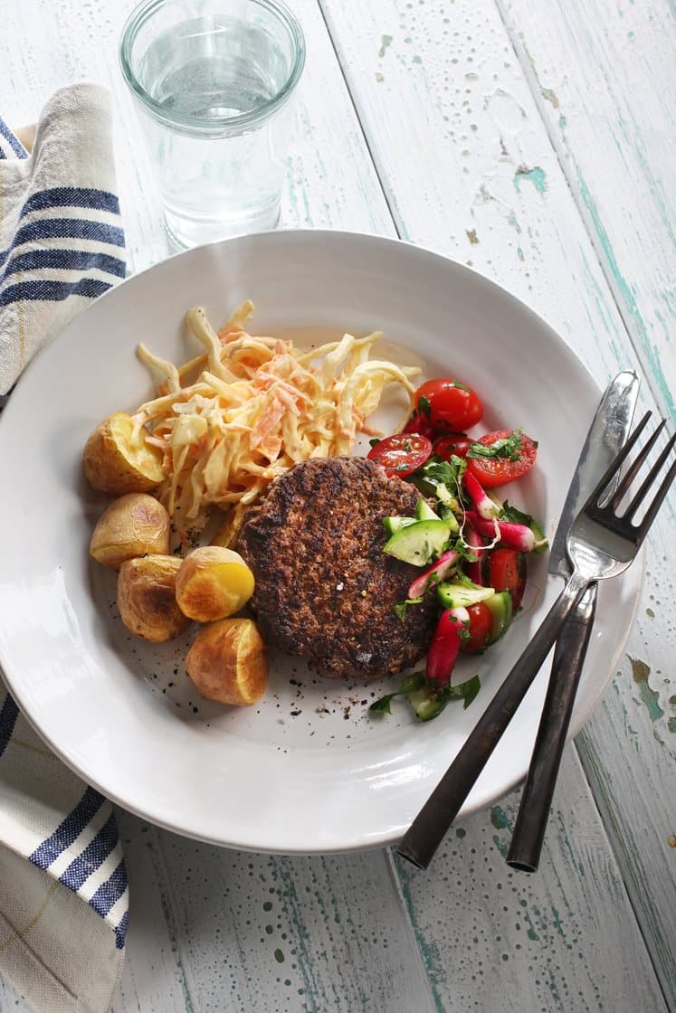 Nötfärsbiffar med ugnsrostad potatis och het coleslaw