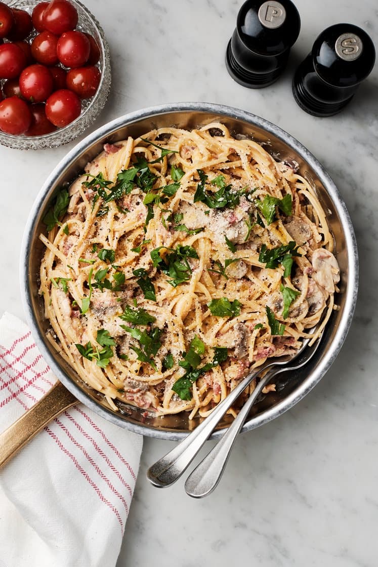 Svampcarbonara med bacon, vitlök och parmesan