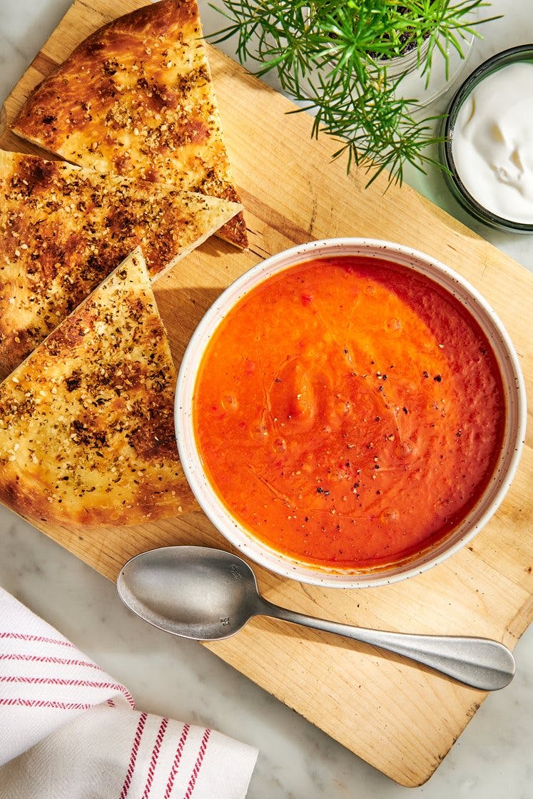 Paprika- och tomatsoppa med za'atar flatbreads 