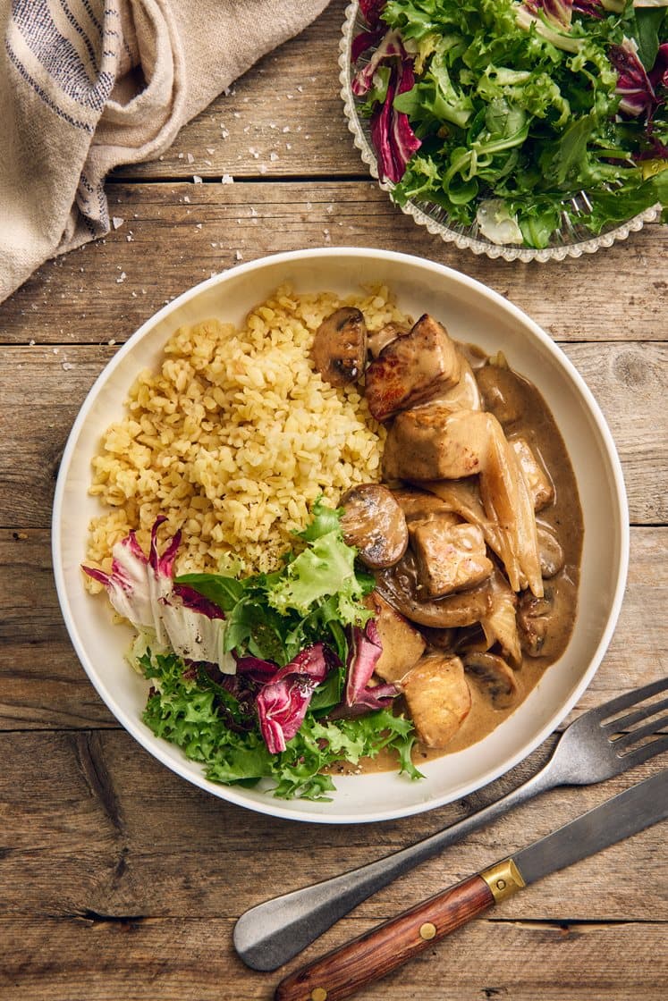 Höstig sauté på fläskkotlett med svamp, vispgrädde och bulgur