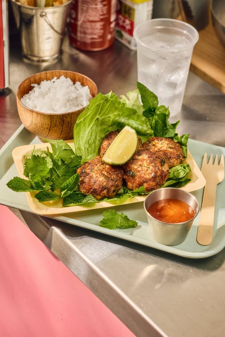 Thailändska räk- och fläskbiffar med lime, mynta, koriander och sweet-chili dip