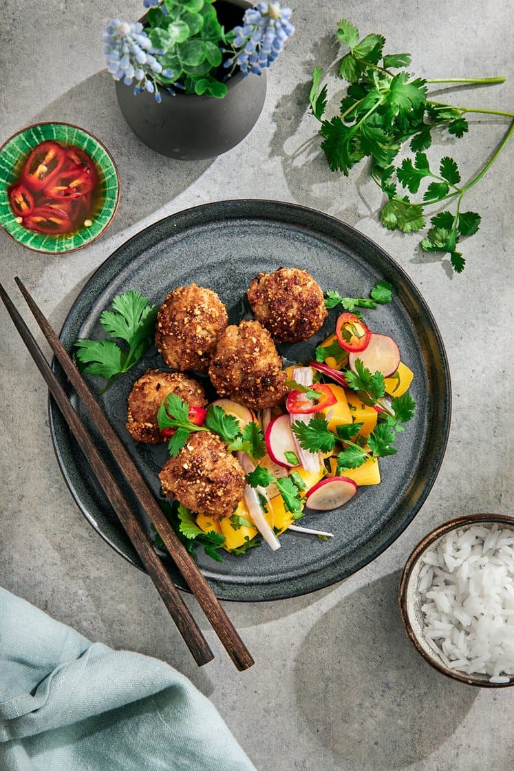 Larb tod - Friterade fläskfrikadeller med nem-sås och mangosallad