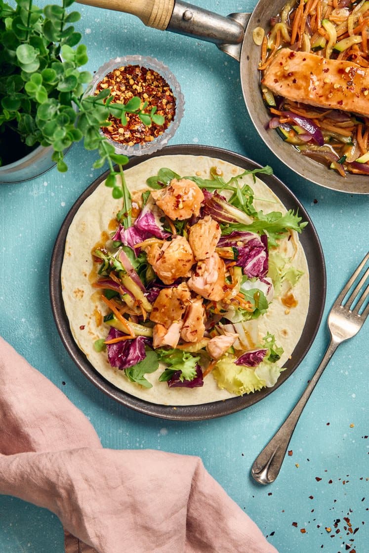 Laxwrap med teriyakisås och grönsaksfräs