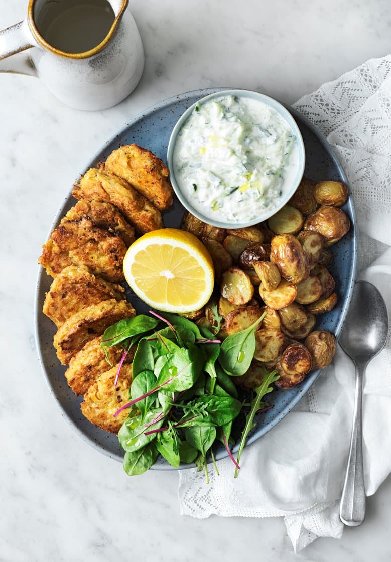 Grekiska kikärtsbiffar med fetaost och tzatziki