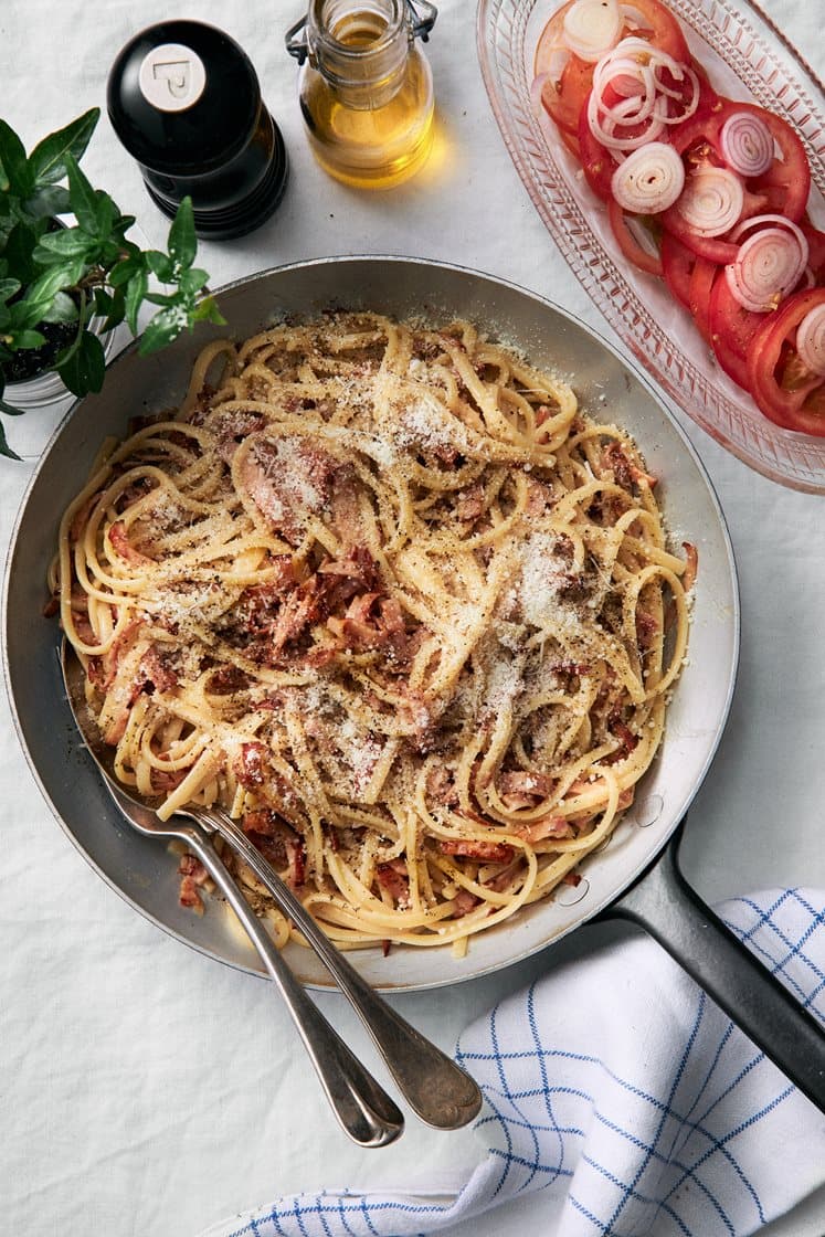 Carbonara med kalkonbacon och tomatsallad