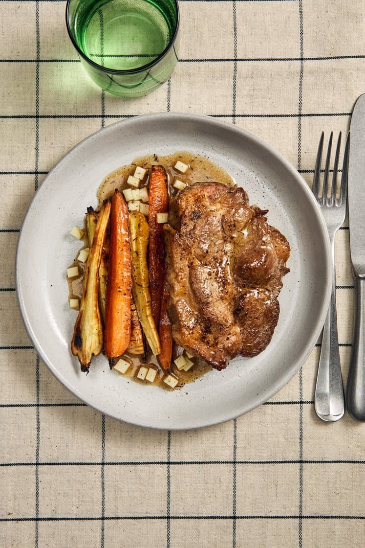 Stekt fläskkarré rostade rotfrukter och äpple