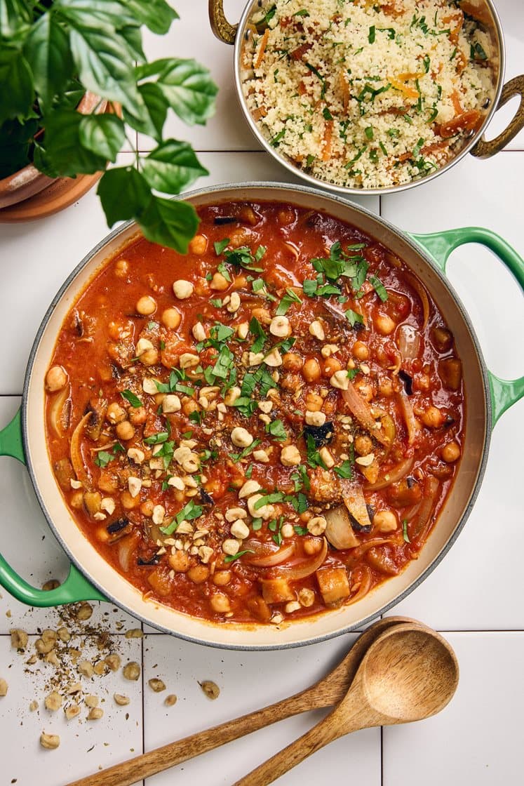 Marockansk auberginegryta med hasselnötsdukkah och aprikossallad
