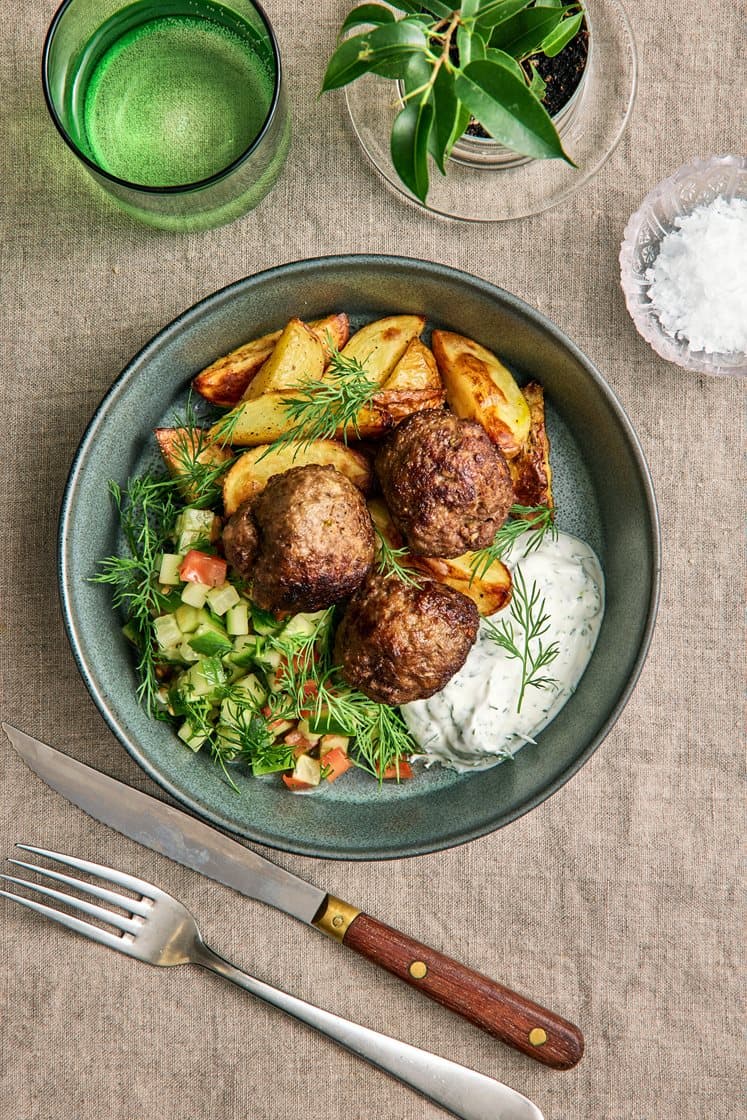 Turkiska köttbullar med dill- och gurksallad, haydari och rostad potatis