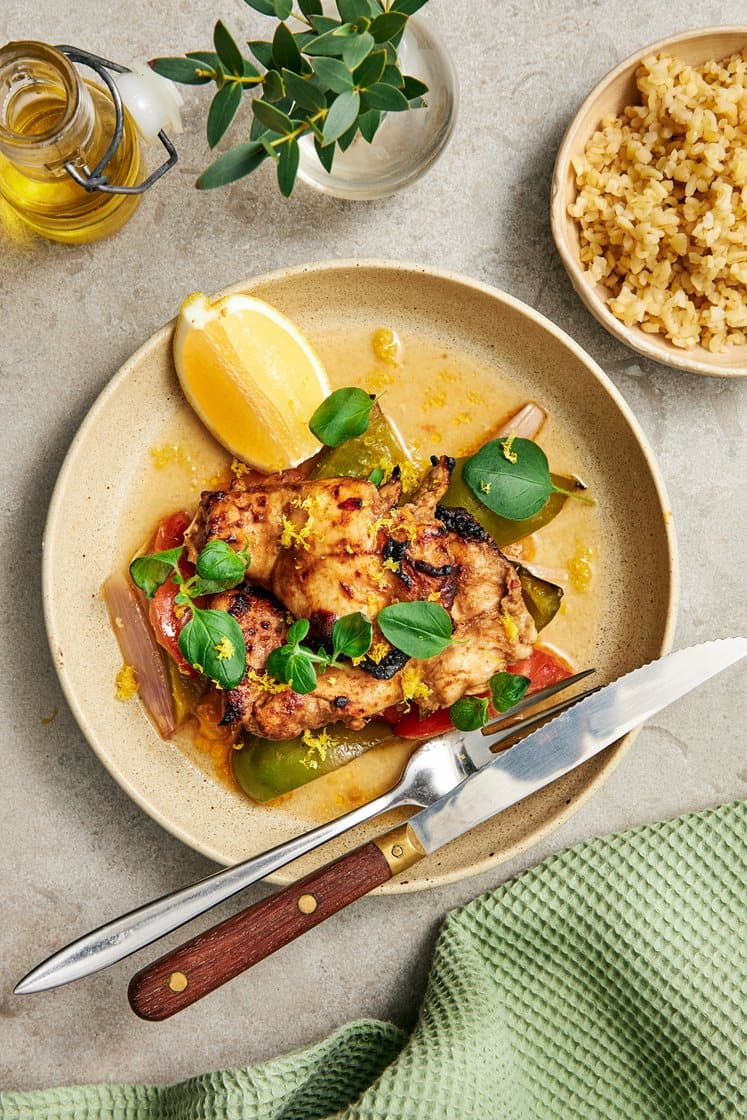 Kryddig kyckling med bulgur, citron och oregano- och vitlöksyoghurt