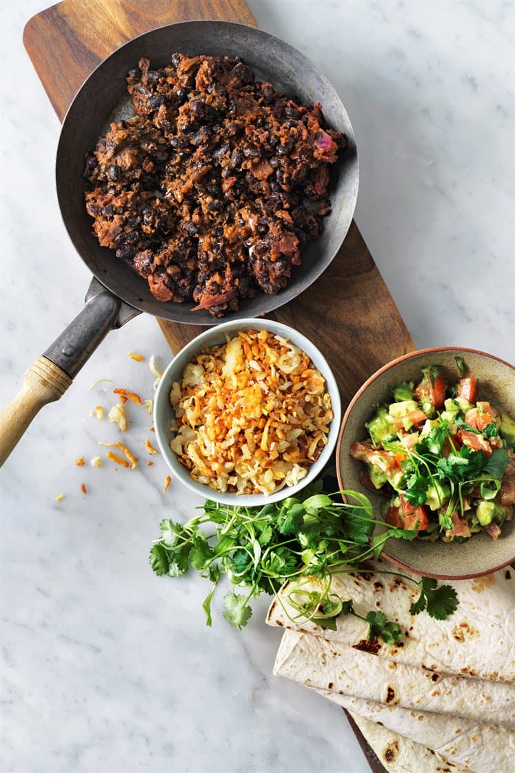 Mexikanskt bönfräs med avokadosalsa och tortillabröd