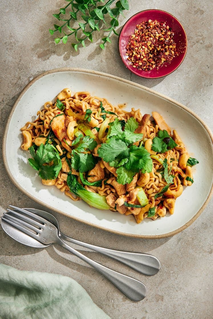 Chicken cashew med äggnudlar, pak choy och koriander