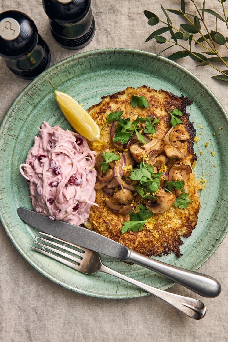 Raggmunk med fräst svamp och krämig kålsallad med lingon