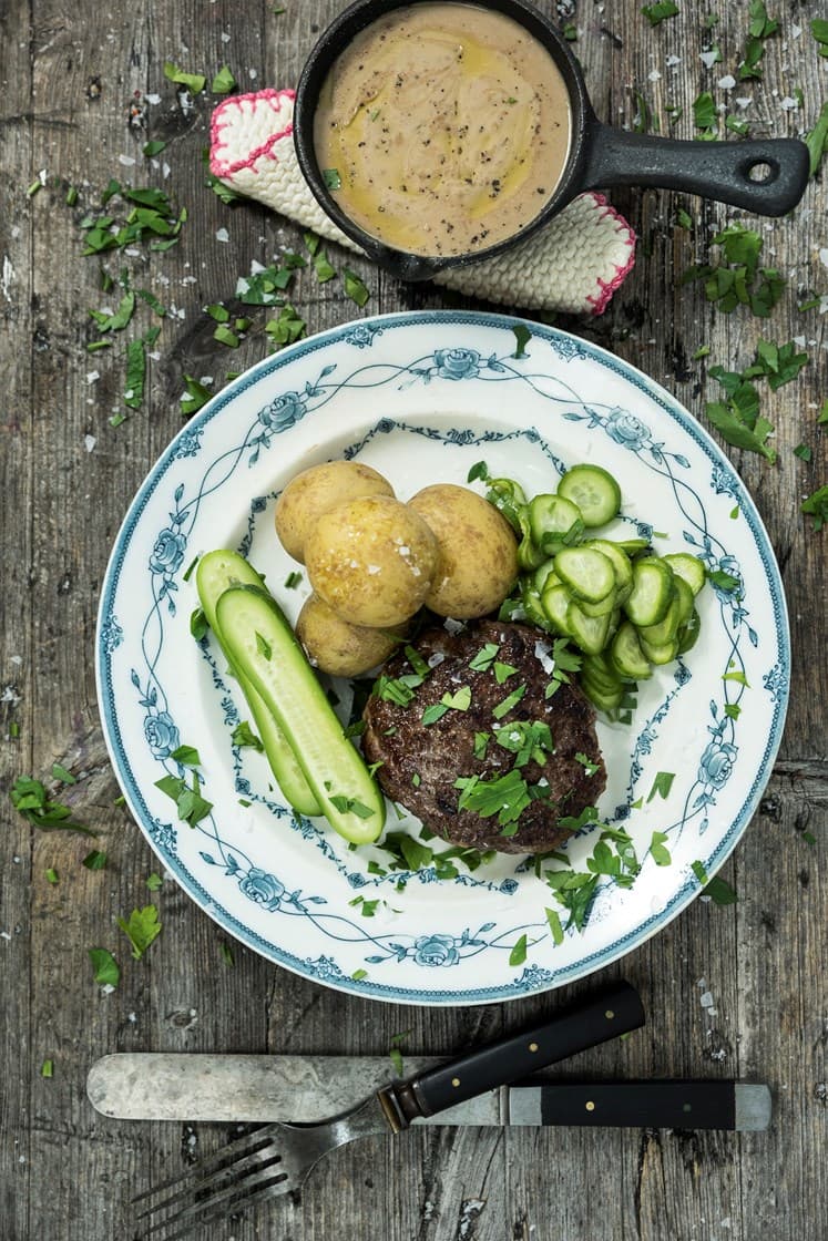 Pannbiffar med inlagd gurka och kokt potatis