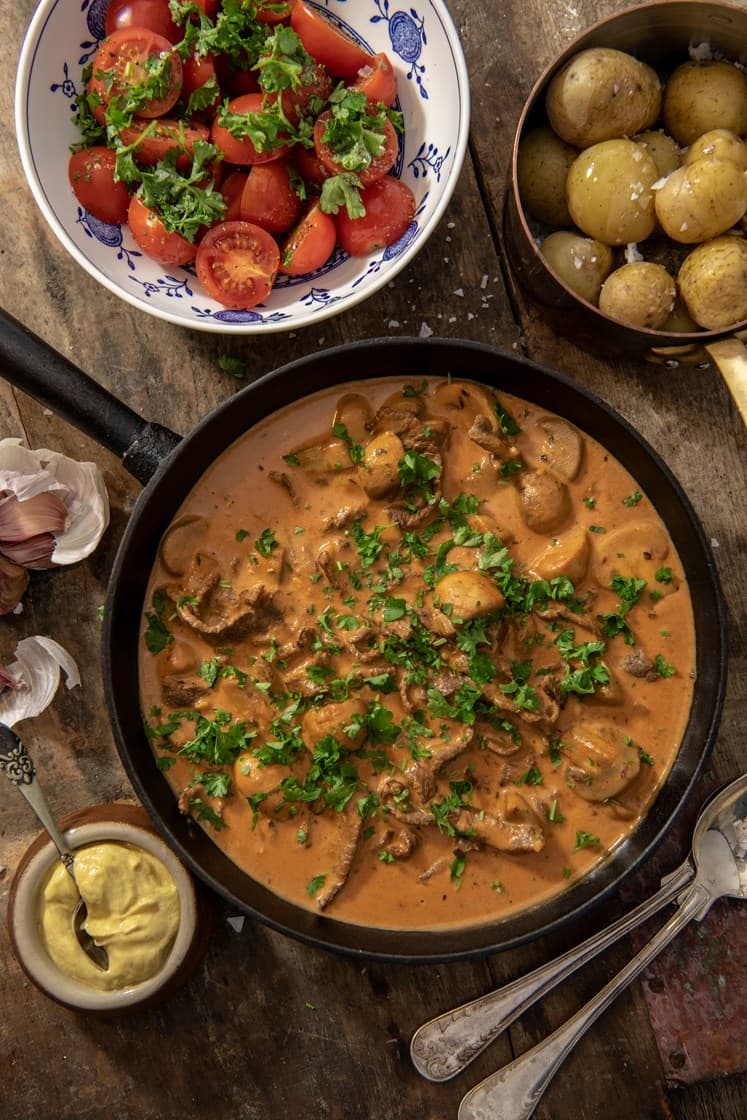 Biff Stroganoff med champinjoner och tomatsallad