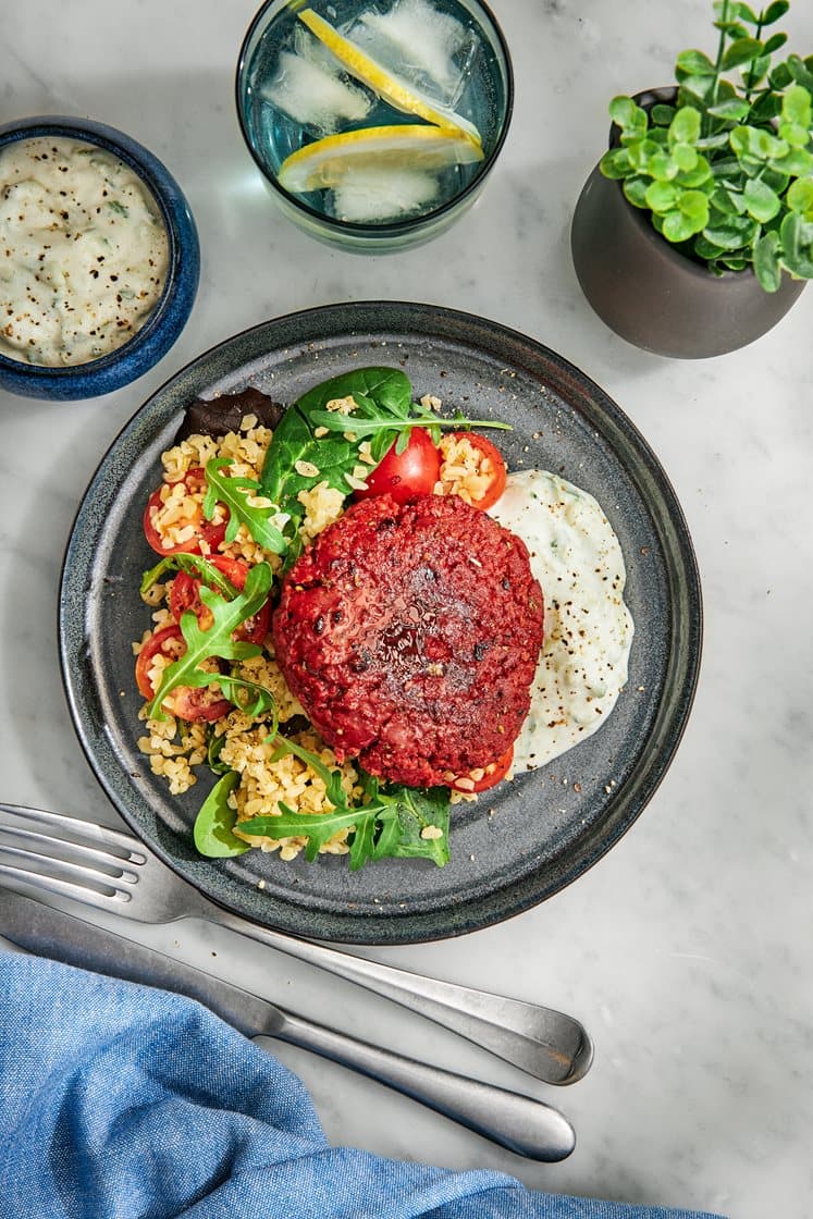 Vegetariska färsbiffar med bulgursallad och tzatziki