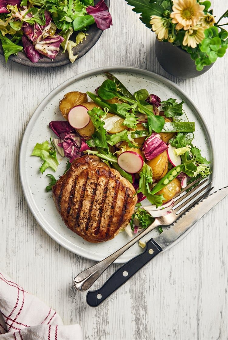 Grillad fläskkotlett med citrondressad potatissallad