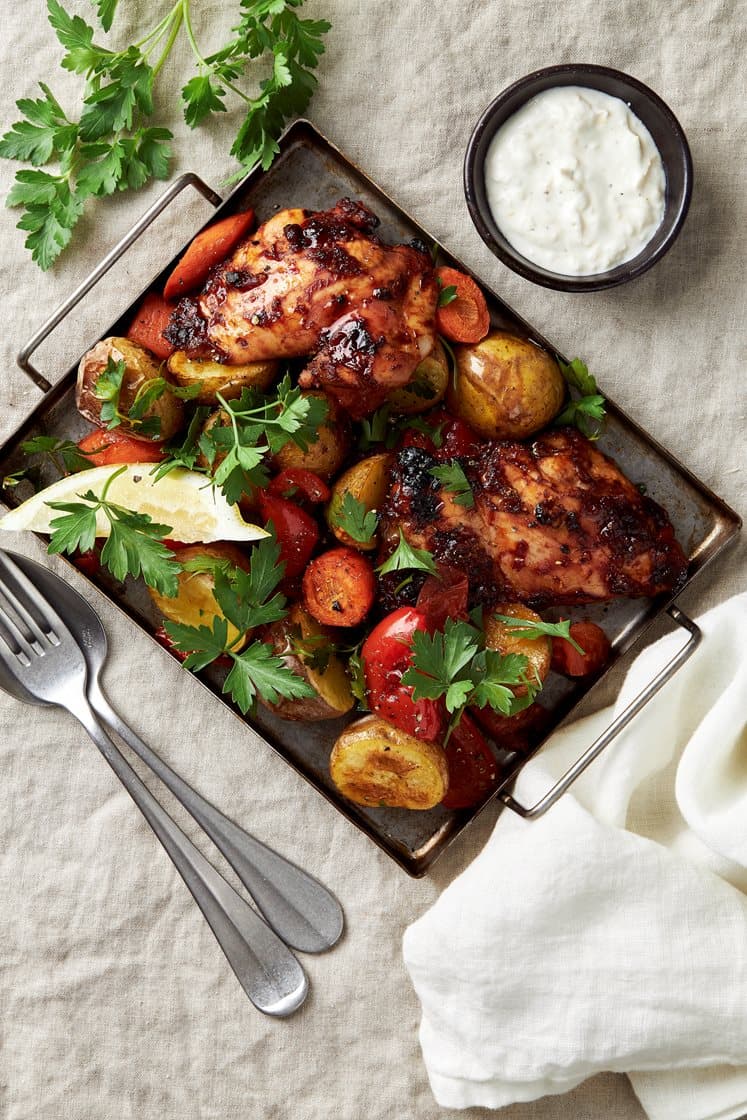 BBQmarinerad kyckling med rotfrukter allt på en plåt Recept