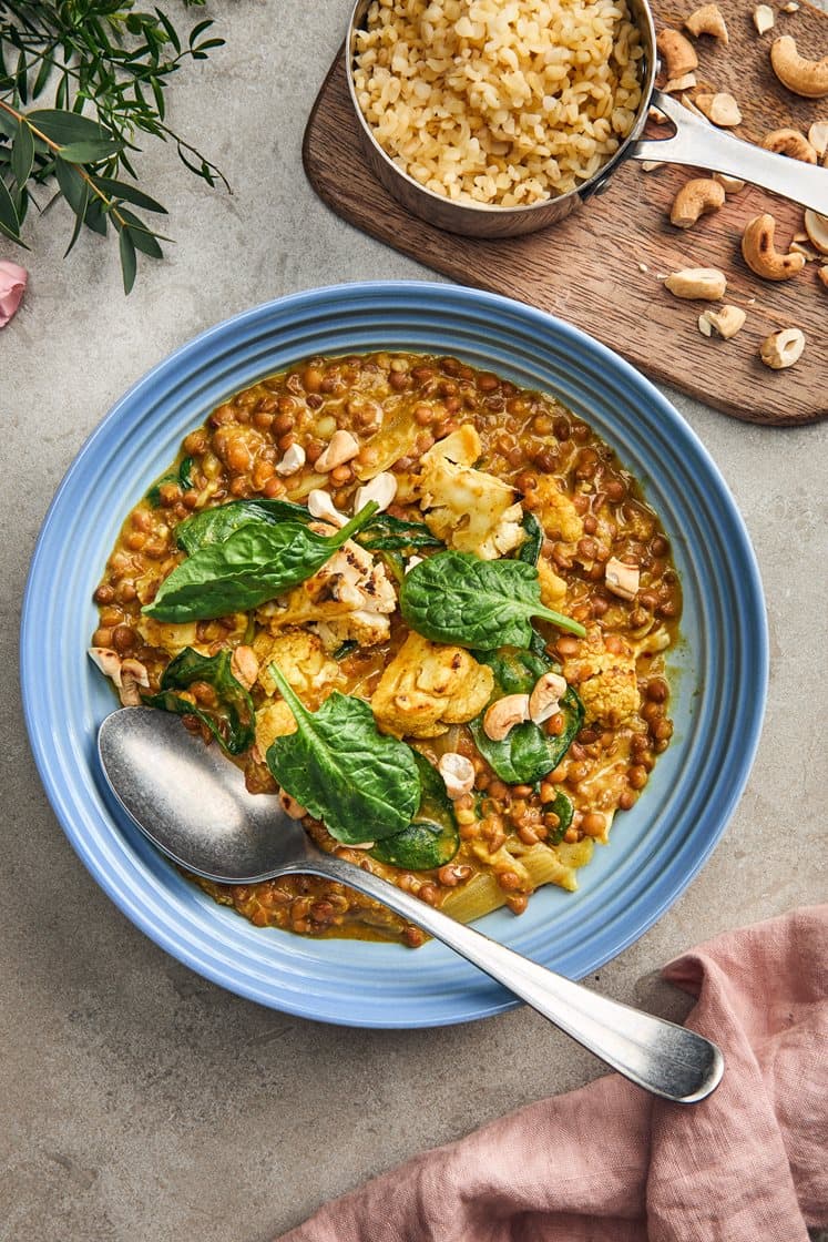 Cashewnötscurry med röda linser, kokosmjölk och rostad blomkål