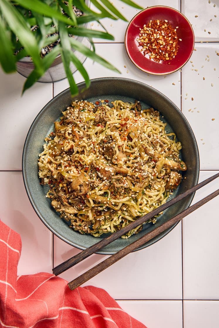 Asiatisk wokad färs med ingefära, koriander, sesamfrön och äggnudlar