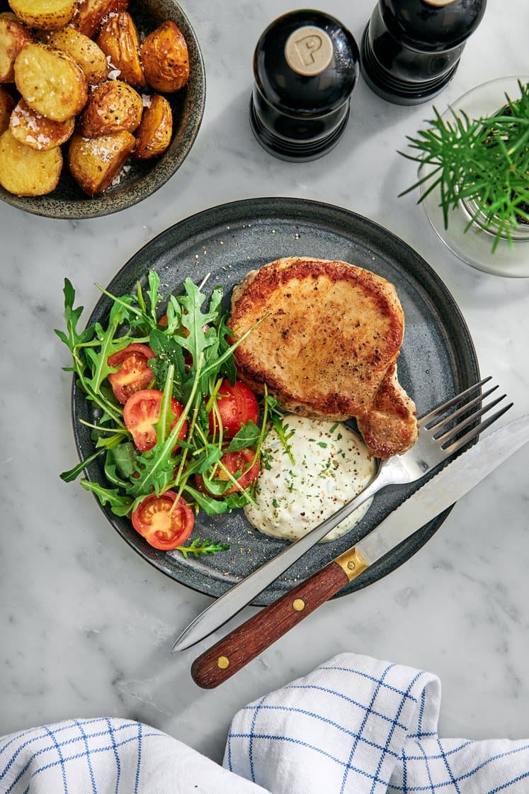 Fläskkotletter med kall dragonsås och rostad potatis