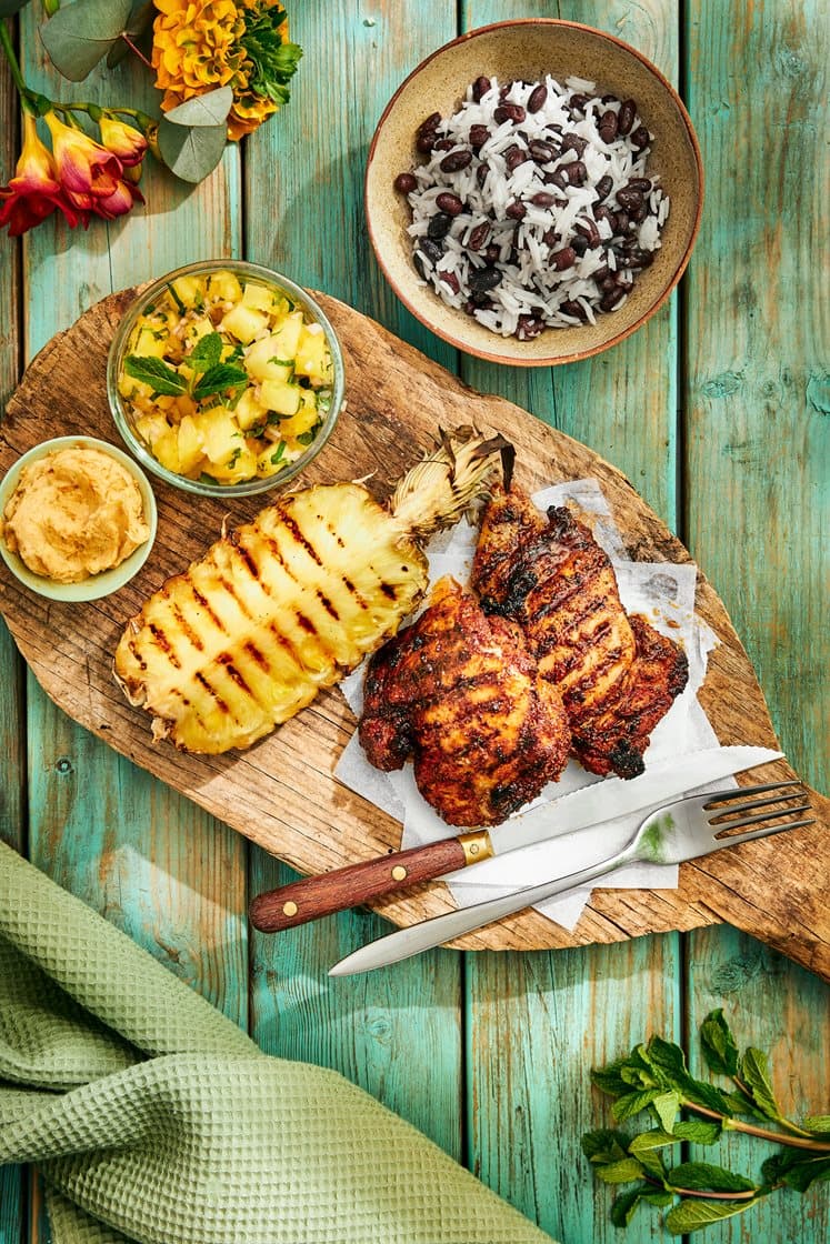 Jamaicansk grillad kyckling med ananassalsa och lime- och chipotlesmör