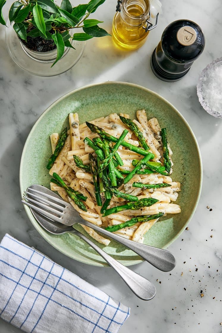 Pasta al limone med kapris och sparris