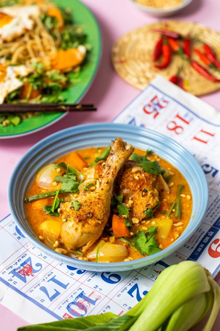 Massaman curry med kyckling, koriander och jordnötter