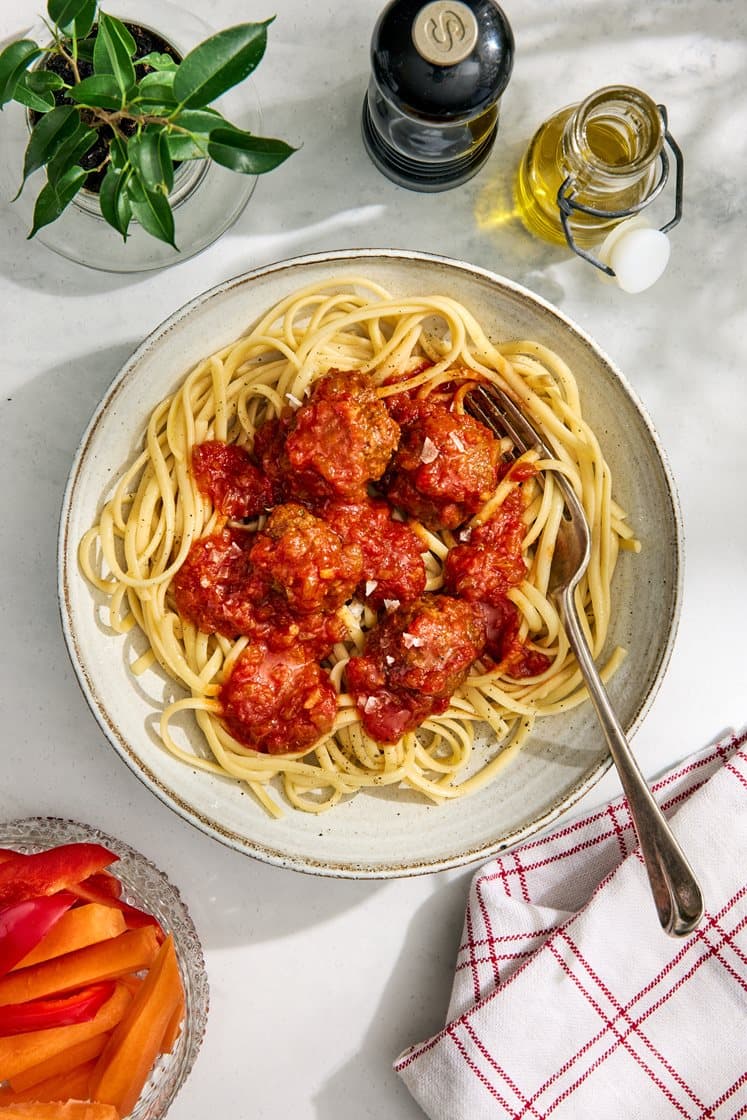 Köttbullar i tomatsås med linguine