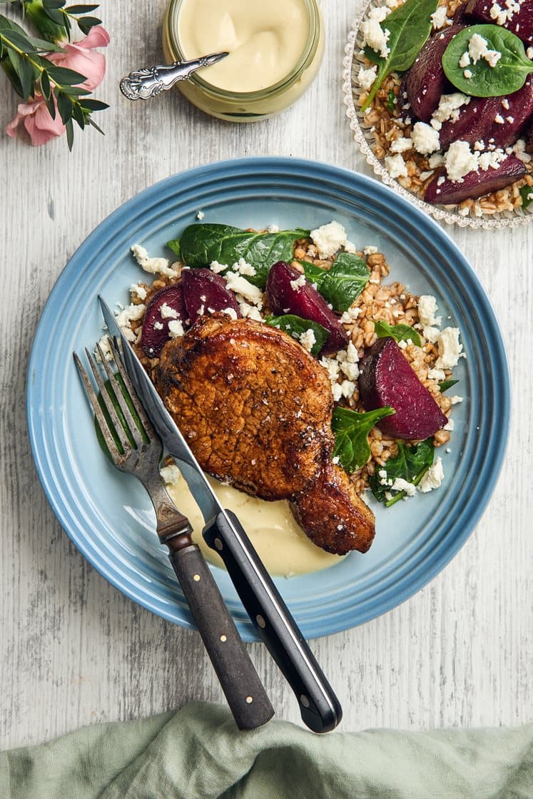 Stekt fläskkotlett med rödbetssallad, fetaost och dijonyoghurt
