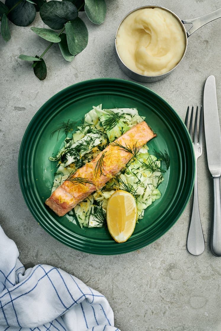 Citron- och dillbakad lax med potatispuré och spetskål