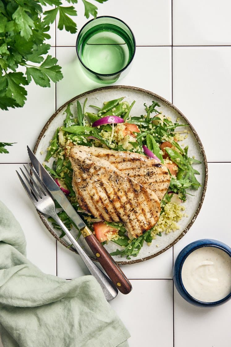 Grillad kyckling med bulgur, sugarsnaps och vitlöksyoghurt