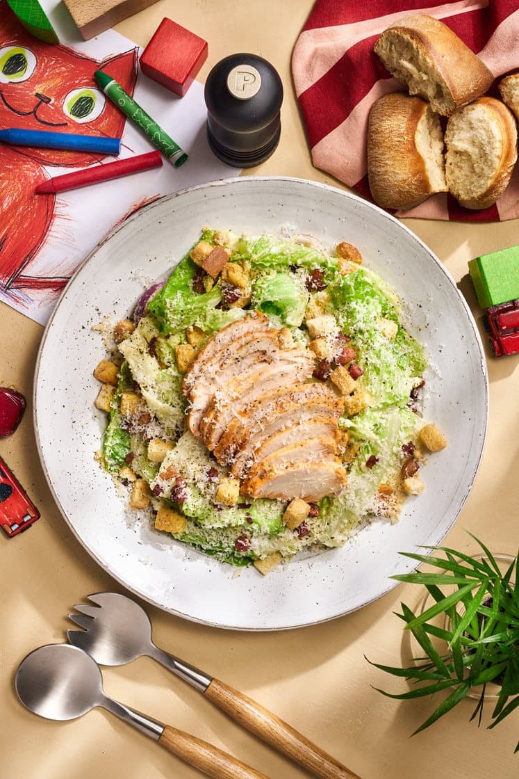 Caesarsallad med färdiggrillad kyckling, bacon, krutonger och parmesan