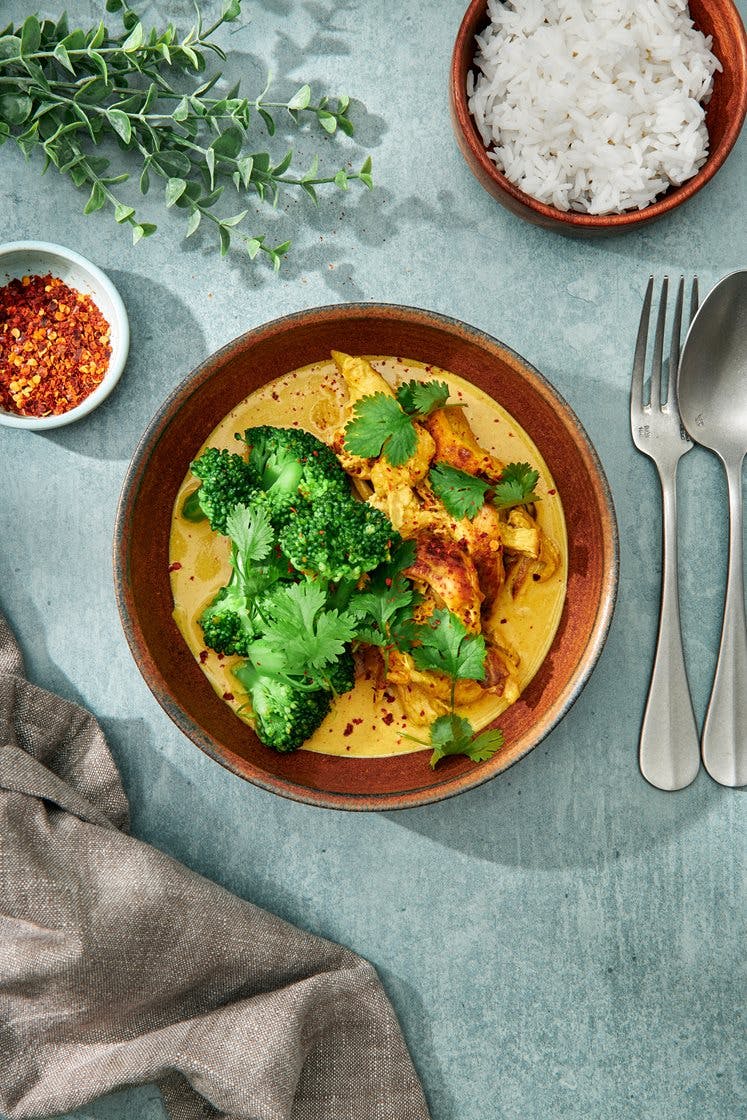 Kyckling i krämig currysås med broccoli och koriander 