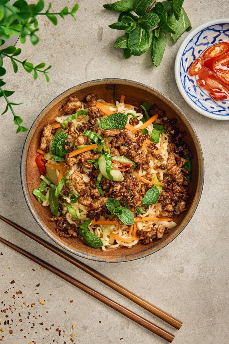 Vietnamesisk nudelsallad med knaperstekt fläskfärs, mynta och chili 