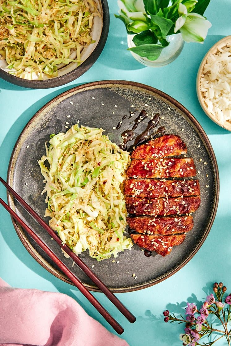 Tonkatsu - japansk fläskschnitzel med spetskålsslaw, sesamfrön och lime