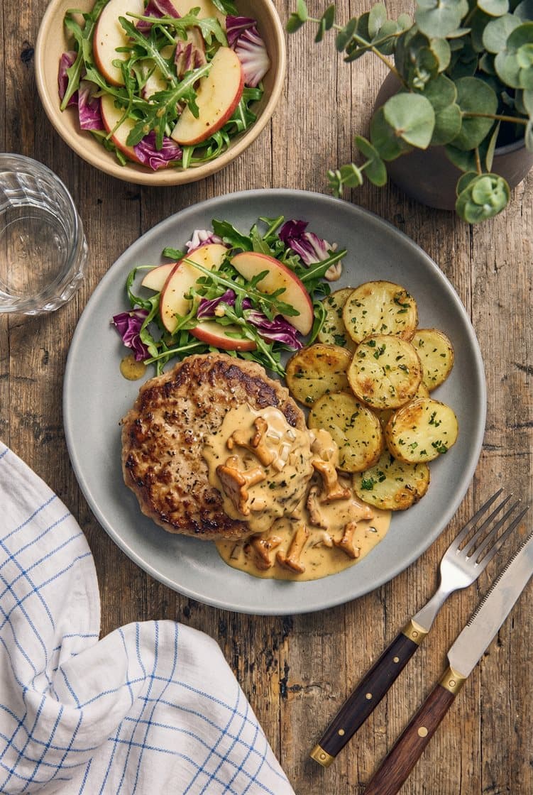 Timjankryddade färsbiffar med kantarellsås, äppelsallad och rostad potatis