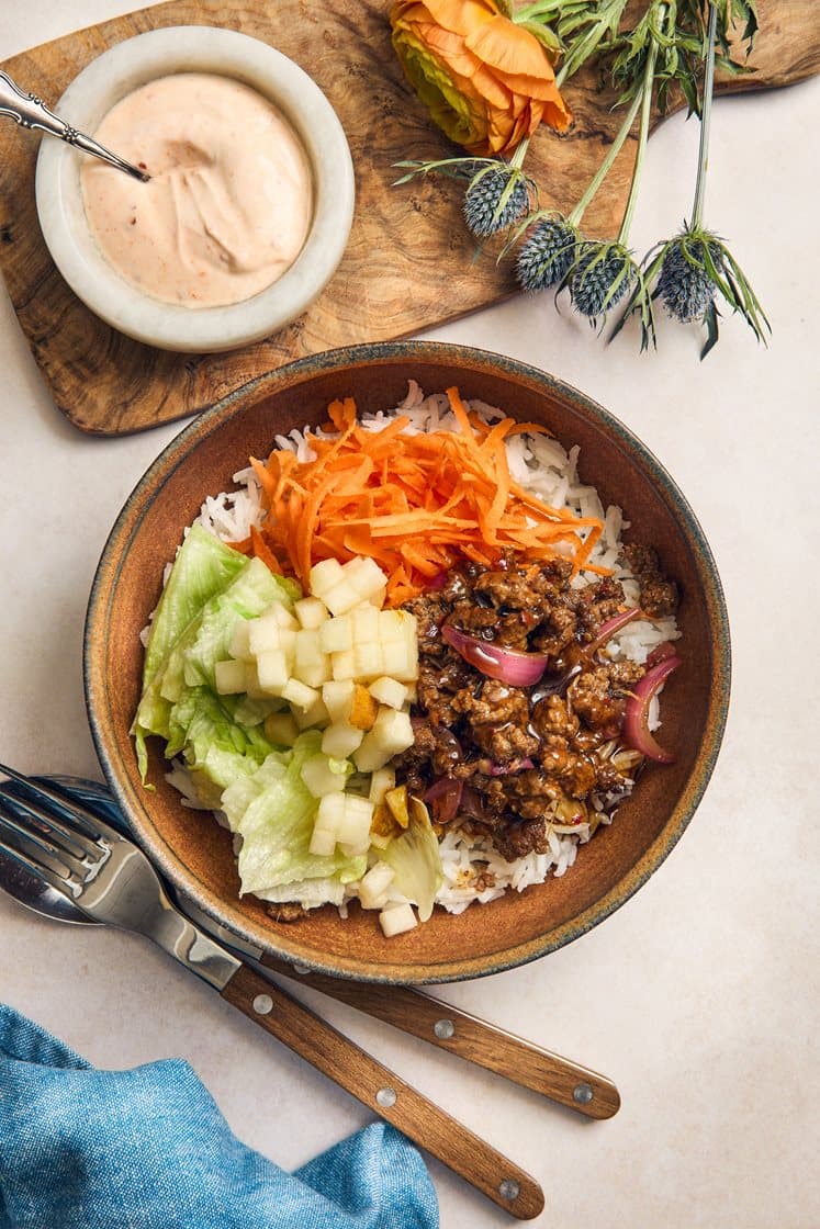 Ginger beef bowl med päron och vitlöksris