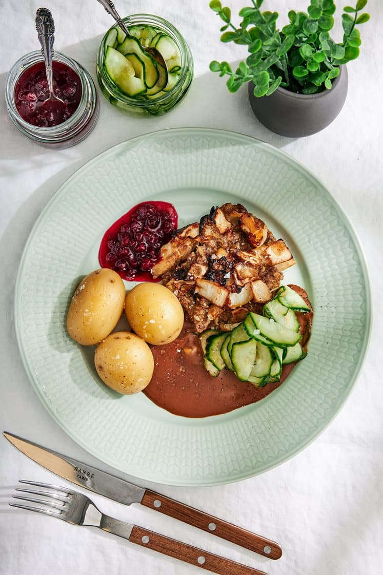 Kålpudding med gräddsås, inlagd gurka och rårörda lingon