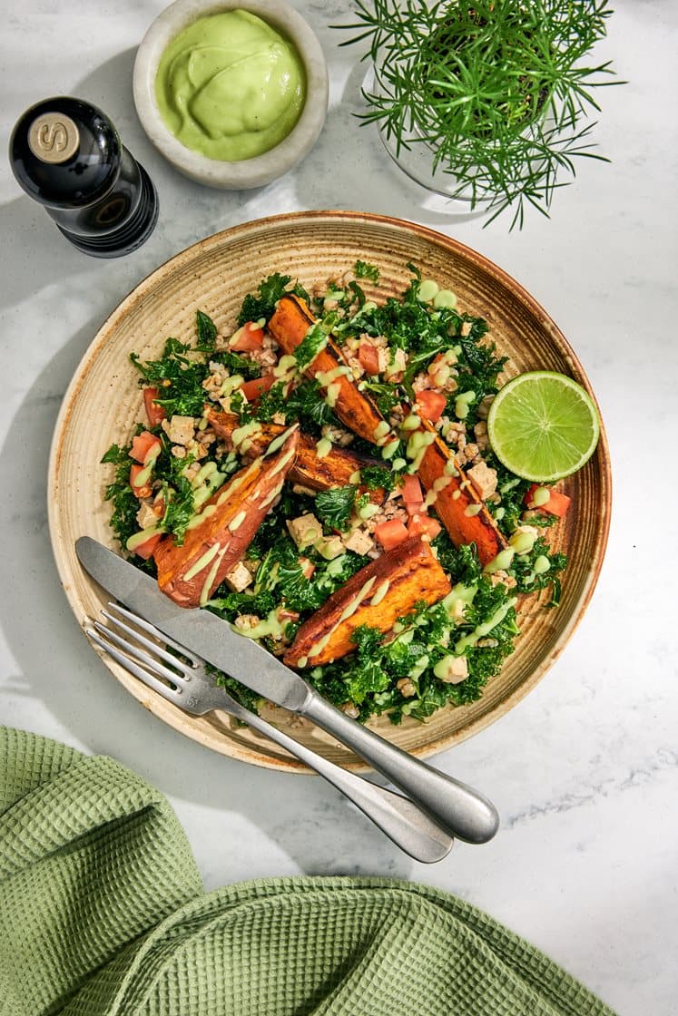 Sötpotatissallad med marinerad tofu och koriander- och cashewnötsdressing