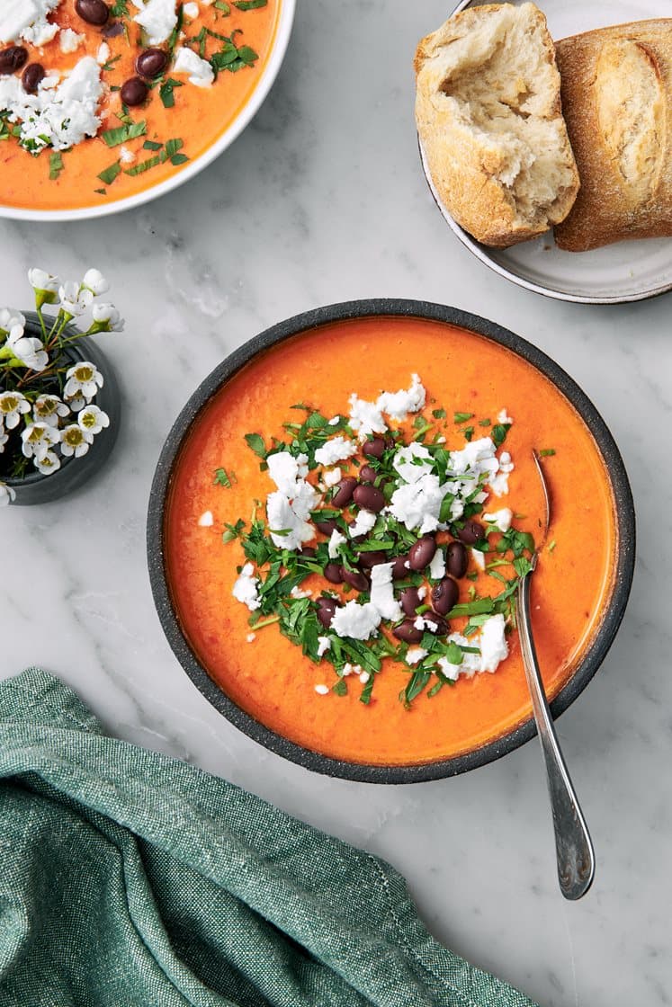 Snabb gazpacho med surdegsbröd, fetaost- och böntopping