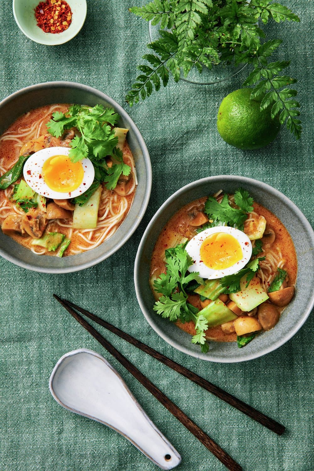 Malaysisk laksa med nudlar, kokosmjölk och ägg