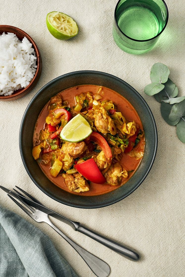 Indisk kycklinggryta med kokosmjölk och grön paprika